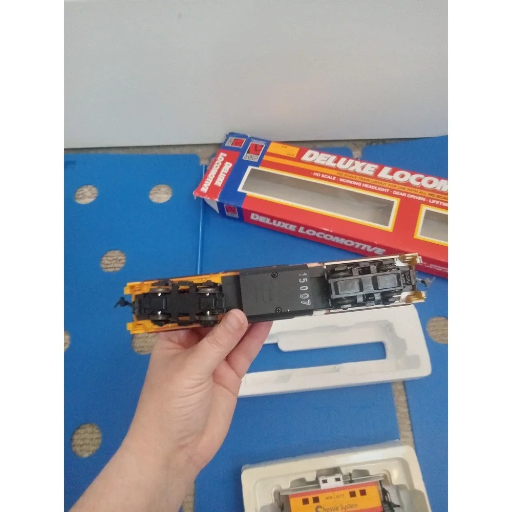 LIFELIKE‎ #8663  B&O CHESSIE SYSTEM Locomotive & Caboose #4810 w Box  HO